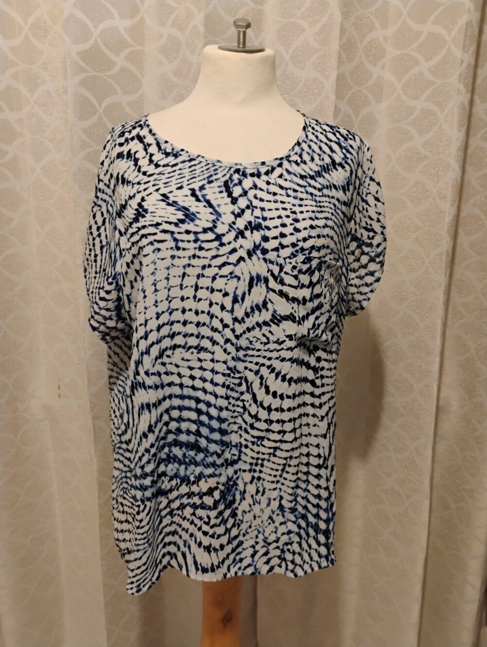 XL Violet & Claire White Short Sleeve Top with Blue Abstract Print